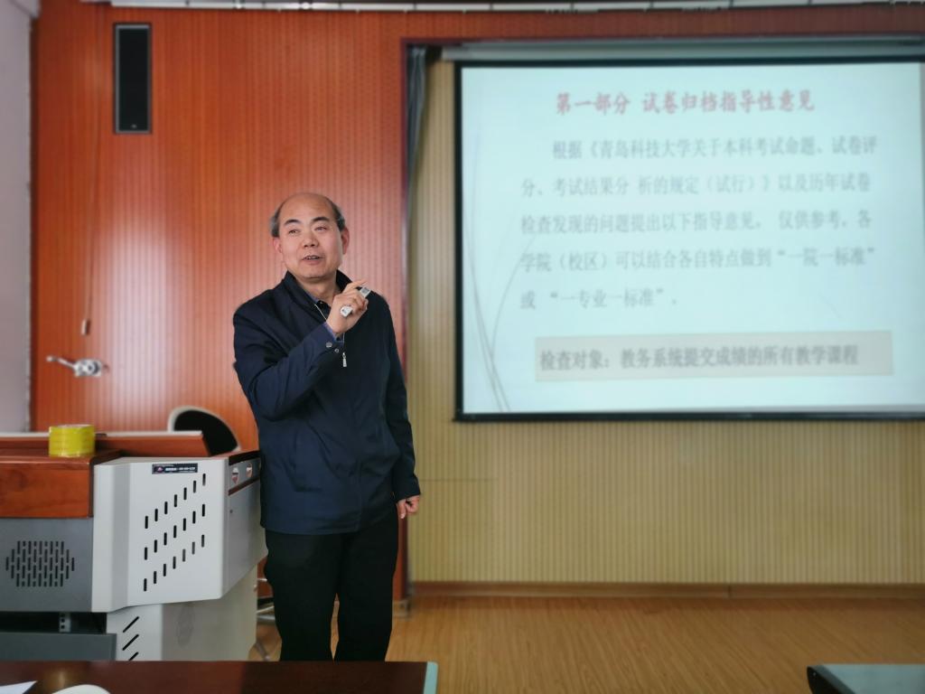 最后,张志耀介绍了学校试卷检查的安排和检查方式.